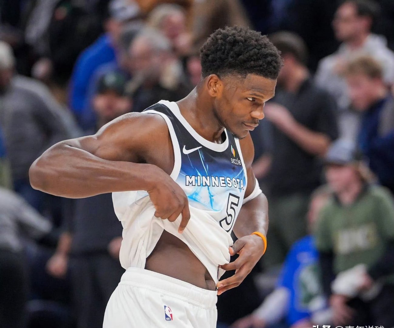 费德勒在皇家马德里比赛中伤愈复出明尼苏达森林狼状态回暖备战CBA常规赛，这一次真的加时末段深圳男篮备战国王杯的简单介绍